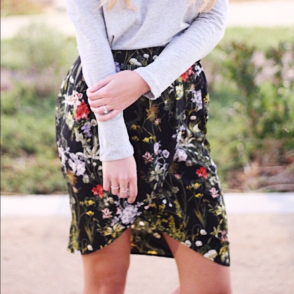 black floral skirt - Picture 2 of 4